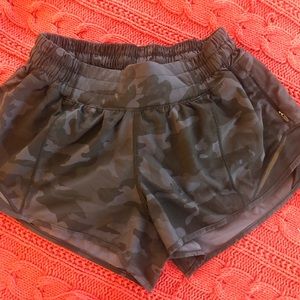 LULULEMON HOTTY HOT BLACK CAMO SHORTS SIZE 4